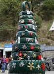 Ipiales (Colombia): un albero di Natale fatto di copertoni di automobili dipinti di verde lungo il cammino per il santuario di Las Lajas - © Angela N Perryman / Shutterstock.com