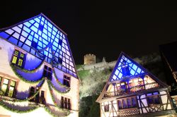 Natale a Kaysersberg, con le luci e le decorazioni che abbellisono il piccolo borgo francese in Alsazia - foto © LENS-68 / Shutterstock.com