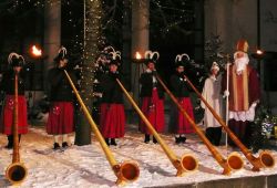 Natale a Oberammergau (Germania). Suonatori in abiti tradizionali durante una festa natalizia nel centro città - © Ammergauer Alpen/ Karl Heinz Goetz