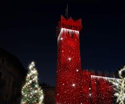 Il rendering della Torre Civica sulla Piazza del Duomo di Trento illuminata a festa per il Natale.
