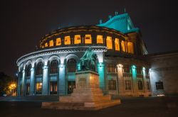 Il National Academic Theatre of Opera and Ballet di Yerevan fotografato di notte, Armenia - © Andrei Bortnikau / Shutterstock.com