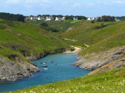 Natura incontaminata a Belle Ile en Mer, Francia. La costa dell'isola offre spiagge per tutti i gusti: da quelle con acque calme adatte a chi vuole fare una nuotata a quelle con dune di ...