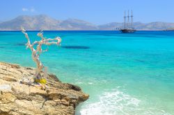La natura selvaggia delle Piccole Cicladi con il mare Egeo che lambisce le isole di Koufonisia, Piccole Cicladi. Siamo fra le isole di Naxos e Amorgos.

