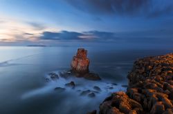 Nau dos Corvos a Cape Carvoeiro nei pressi di Peniche, Portogallo. Una suggestiva immagine scattata durante le ore del tramonto.
