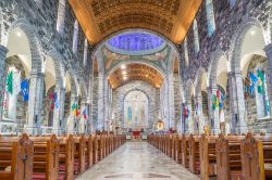 Navata centrale della cattedrale di Nostra Signora Assunta in Cielo e San Nicola a Galway, Irlanda. A impreziosire la costruzione in pietra calcarea grigia sono le vetrate colorate e il soffitto ...
