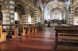 La navata centrale della cattedrale di Bobbio, Piacenza, Emilia Romagna. Di grande prestigio sono gli affreschi e le decorazioni a fascia dei capitelli.
