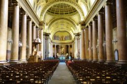 Navata centrale della Cattedrale di Saint Pierre a Rennes, Bretagna (Francia).
