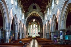 Navata centrale della cattedrale di San Canizio a Kilkenny, Irlanda. Di grande pregio sono le vetrate istoriate dietro l'altare maggiore che illuminano la maesosta navata centrale dell'edificio ...