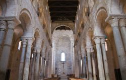La navata centrale della cattedrale di Trani, Puglia. E' caratterizzata da capriate a vista.
