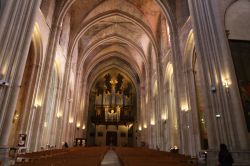 Navata della cattedrale gotica di San Pietro a Montpellier, Francia. Monumento storico dal 1906, questo edificio di culto venne più volte saccheggiato nel corso della sua storia - © ...