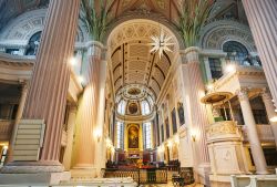 Navata della chiesa luterana di San Nicola a Lipsia con decorazioni e altare (Germania) - © A G Baxter / Shutterstock.com