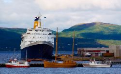 La città di Alta è favorita dalla posizione centrale del suo porto che ha vari collegamenti con Hammerfest e un costante aumento del traffico crocieristico. In questa immagine, ...