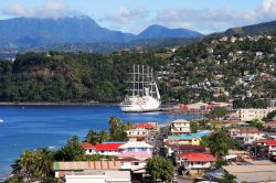 Una nave da crociera in arrivo nella città caraibica di Roseau, isola di Dominica. Situata nella Parrocchia di Saint George, Roseau si affaccia sulla costa orientale dell'isola. A ...