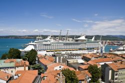 Nave da crociera nel porto di Capodistria (Koper) in Slovenia - © trevorb / Shutterstock.com