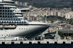 Nave da crociera nel porto di Kusadasi, Turchia - Importante punto di riferimento per il turismo della Turchia, Kusadasi vanta un bel porto in cui attraccano le tante navi da crociera che propongono ...