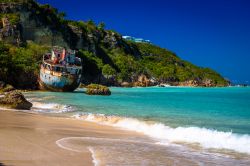 Una nave naufragata a riva di Sandy Ground Beach nei pressi dell'isola di Anguilla. A 2 km dalle coste di Anguilla si trova Sandy Island, piccola isola sabbiosa disabitata lunga 100 metri ...