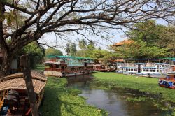 Una nave passeggeri trasporta le persone sulle backwaters di Alleppey (Alapphuza) nello stato del Kerala, India - foto © AJP / Shutterstock.com
