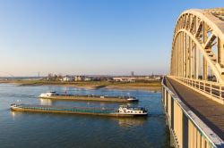 Navi cargo sul fiume Waal a Nijmegen (Olanda) durante la bassa marea - © Andrew Balcombe / Shutterstock.com