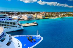 Navi da crociera al porto di Nassau, arcipelago delle Bahamas. Il trasparente mare dei Caraibi, d'un turchese quasi irreale, richiama turisti da ogni angolo del mondo, attratti dalla natura ...