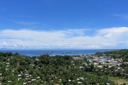 Navi portacontainer al porto di Honiara, isole Salomone, Oceania.

