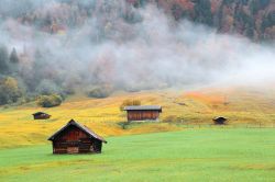 Nebbia mattutina nelle campagne di Mittenwald, Baviera, Germania. Panorama autunnale di questo grazioso borgo ai piedi dei monti del Karwendel - © CHEN MIN CHUN / Shutterstock.com