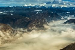 Nebbia sulla valle del lago di Bohinj in una mattina d'inverno, Slovenia. Questa bella immagine è stata scattata dal monte Vogel, una delle vette più importanti della Slovenia, ...