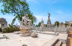 La Necròpolis Cristòbal Colòn, il famoso cimitero dell'Avana, ospita statue di marmo artisticamente interessanti; per questo è stato dichiarato Monumento Storico ...
