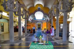 Negombo, Sri Lanka: alcuni fedeli nel Kali Amman Temple - © Denis Costille / Shutterstock.com