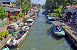 Negombo, Sri Lanka: imbarcazioni lungo l'Hamilton Canal, conosciuto anche come Dutch Canal,costruito tra il 1802 e il 1804 - © Denis Costille / Shutterstock.com