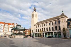 Negozi affacciati su una piazza del centro di Ostenda, Belgio - © photosmatic / Shutterstock.com