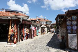 Negozi d'artigianato a Nesebar in Bulgaria: in mostra prodotti tipici della zona, souvenire in legno e souvenir tipici del Mar Nero. - © Nenov Brothers Images / Shutterstock.com