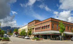 Negozi e attività commerciali  in una strada alberata di Revelstoke, Canada - © Ceri Breeze / Shutterstock.com