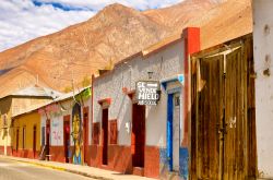 Negozi e boutique affacciate lungo una strada di Pisco Elqui, Cile - © Jess Kraft / Shutterstock.com