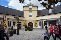 Negozi e boutique alla moda a Marne-la-Vallee (Francia): siamo all'outlet Vallee Village nei pressi di Disneyland Paris - © EQRoy / Shutterstock.com