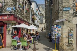 Negozi e locali affacciati su rue des Trente a Josselin, Francia - © Evgeny Shmulev / Shutterstock.com