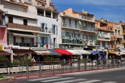 
	Negozi e ristoranti sul lungomare di Bandol, Francia. Passeggiare a piedi alla scoperta della città e delle sue bellezze è uno dei modi migliori per conoscerne anche gli angoli ...