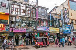 Negozi in una strada del centro storico di Colombo, Sri Lanka - © milosk50 / Shutterstock.com