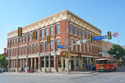 Negozi lungo il centro fluviale di San Antonio, Texas - © Kokoulina / Shutterstock.com