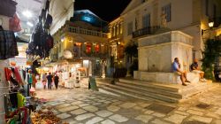 Negozi nel centro del borgo di Tino by night, isola di Tino, Grecia - © Milan Gonda / Shutterstock.com