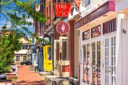 Negozi nel quartiere di Fell's Point a Baltimora, Maryland, Stati Uniti d'America. Questa storica zona ha origine nel 1763 lungo la sponda nord del porto cittadino - © Sean Pavone ...