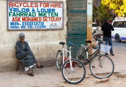 Un negoziante noleggia bici in una strada di Luxor, Egitto - © paul prescott / Shutterstock.com