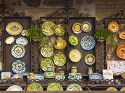 Ceramiche artigianali in un negozio nel centro di Toledo. Da secoli la zona di Toledo è famosa per la produzione di ceramiche decorate e colorate, benché il prodotto artigianale ...