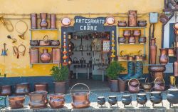 Un negozio di oggetti d'artigianato in rame nel centro di Barcelos, Portogallo - © Botond Horvath / Shutterstock.com