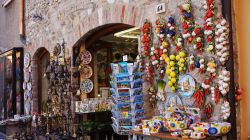 Un negozio di souvenir con oggetti fatti a mano nel centro città di Sirmione, Lago di Garda, Lombardia - © Sergio Monti Photography / Shutterstock.com