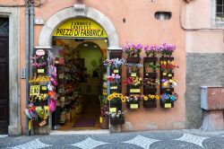 Negozio in una stradina della città di Sulmona, provincia dell'Aquila, Abruzzo. Siamo a ridosso del parco nazionale della Majella - © giovanni boscherino / Shutterstock.com