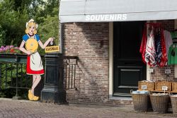 Un negozio di Souvenir della città di Edam, famosa per il suo formaggio, icona dell'Olanda intera - © francesco de marco / Shutterstock.com