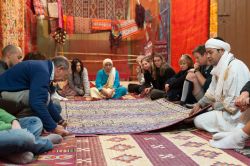 Negozio di tappeti in centro, in un souk di Ouarzazate in Marocco - © Philip Lange / Shutterstock.com 