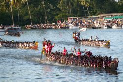 La tradizionale regata delle snake boat, una gara molto sentita dalla popolazione locale. La Nehru Trophy Boat Race si svolge ad Alleppey in agosto e richiama migliaia di spettatori ogni anno - ...