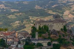 All'interno del castello di Bardi (provincia di Parma) si possono visitare le sale medievali ma anche il Museo della Civiltà Valligiana e il Museo della Fauna e del Bracconaggio.