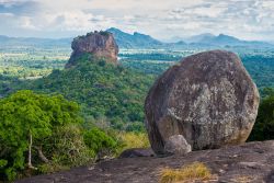 Nel centro dello Sri Lanka sorge la fortezza di Sigiriya, che assieme ai siti archeologici di Polonnaruwa e Anuradhapura forma il cosiddetto Cultural Triangle.